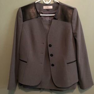 Women’s Suit.